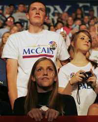 Seguidores del contendiente republicano, John McCain, siguen la campaña en Dayton, Ohio