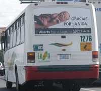 Uno de los anuncios anónimos colocados en autobuses de León, Guanajuato, como parte de una campaña contra la despenalización del aborto en el estado