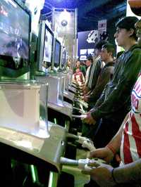 Aficionados a los videojuegos, imagen captada el fin de semana en la expo Electronic Game Show, que se efectuó en Santa Fe