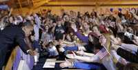El candidato demócrata a la presidencia de Estados Unidos saluda a algunos seguidores luego de su discurso en Harrisonburg, Virginia