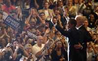 El candidato demócrata a la presidencia de Estados Unidos, Barack Obama, saluda a simpatizantes tras un discurso en Sunrise, Florida. Lo acompaña su compañero de fórmula Joe Biden