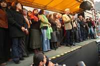Andrés Manuel López Obrador, acompañado por intelectuales, académicos, artistas y dirigentes sindicales, durante el mitin en el Hemiciclo a Juárez en el que presentó su nuevo plan de acción
