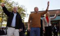 El candidato republicano a la Casa Blanca, John McCain, y su esposa, Cindy, saludan a simpatizantes en un acto en Elyria, Ohio, acompañados de Joe Wurzelbacher, alias Joe, el plomero, convertido en una de las "armas electorales" del aspirante