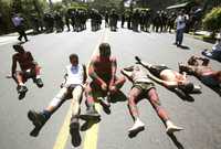 Víctimas de la guerra civil salvadoreña protestan cerca de la Cumbre Iberoamericana en San Salvador