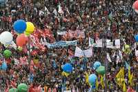Un aspecto de la multitudinaria manifestación en la romana Plaza del Pueblo contra la reforma de la educación impulsada por Silvio Berlusconi