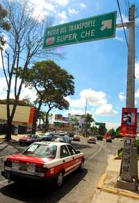 El ayuntamiento de Jalapa, Veracruz, ordenó colocar en los señalamientos de tránsito de las principales avenidas letreros que indican cómo llegar a una tienda de autoservicio del Grupo Chedraui, propiedad de familiares del presidente municipal