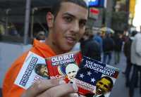 Un vendedor callejero ofrece condones en la ciudad de Nueva York con las imágenes de Sarah Palin, John McCain y Barack Obama