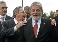 El presidente de Cuba, Raúl Castro, abraza a su par de Brasil, Luiz Inacio Lula da Silva, ayer en La Habana