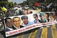 Estudiantes universitarios despliegan en San Salvador una manta con líderes de la izquierda latinoamericana