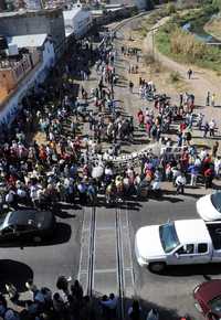 Integrantes del ala democrática de la sección 18, de Michoacán, bloquearon durante dos horas las vías del tren en Morelia, capital del estado, en protesta contra la ACE