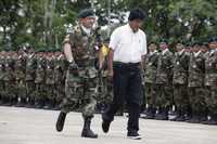 Evo Morales pasa revista a una guardia militar de Chimoré, en la región del Chapare, donde anunció la suspensión de actividades por tiempo indefinido de la DEA  en la nación altiplánica