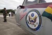 Un helicóptero de Estados Unidos habilitado para la lucha contra las drogas aparece estacionado en el aeropuerto militar de ese poblado cocalero, lugar en el que opera un cuartel antinarcóticos financiado por los estadunidenses