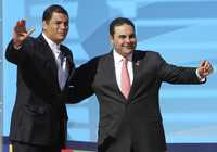 Rafael Correa y Elías Antonio Saca en San Salvador, poco antes de que el primero regresara a su país