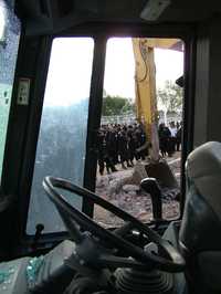 Una de las máquinas retroexcavadoras que realizaban maniobras para ampliar el paradero de la Ceda de Ecatepec, en el terreno que se disputan los locatarios con los transportistas