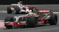 Momento crucial en el que Lewis Hamilton rebasa al alemán Timo Glock para ganar el quinto sitio en Brasil
