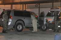 Elementos del Ejército Mexicano vigilan las instalaciones de la Cruz Roja en Ciudad Juárez, donde un comando penetró para matar a un joven que estaba siendo operado luego de haber sido baleado