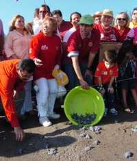 Fidel Herrera Beltrán, gobernador de Veracruz, acudió a la playa Santander, en el municipio de Alto Lucero, para liberar mil 500 crías de tortugas marinas