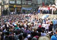 Tras marchar por calles de Cuernavaca, unos 20 mil mentores se congregaron en el centro de la ciudad, de acuerdo con los organizadores de la movilización