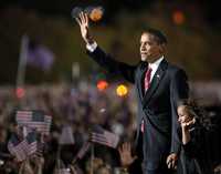 El próximo presidente de Estados Unidos, Barack Obama, saluda a la multitud reunida en Chicago para celebrar su triunfo; lo acompaña su hija, Sasha