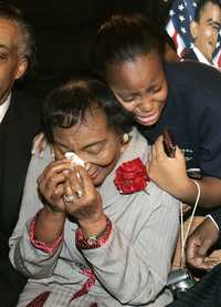 Christine King Farris, hermana del asesinado líder humanitario Martin Luther King, es abrazada en la ciudad de  Atlanta por su nieta Farris Watkins