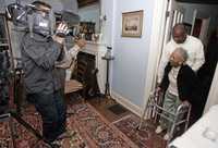 Ann Nixon Cooper, de 106 años, cuyos padres fueron esclavos, recibe a reporteros en su hogar ubicado en Atlanta, luego del reconocimiento que le hizo Barack Obama desde Chicago durante su discurso como ganador de la elección presidencial, en el que aludió a la lucha por los derechos civiles en Estados Unidos