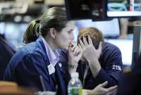 Escena en el piso de remates de la bolsa de Nueva York, donde el principal indicador, el Dow Jones, perdió 4.85 por ciento ayer, contagiando a los mercados bursátiles mundiales