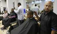 La peluquería que frecuentaba el futuro inquilino de la Casa Blanca en el barrio de Hyde Park, en Chicago, ahora realiza cortes de cabello "estilo Obama"