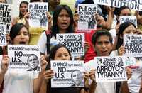 Universitarios piden a Barack Obama cumplir su promesa de retirar las tropas estadunidenses de Filipinas, durante una protesta en el suburbio Quezon, en la zona norte de Manila