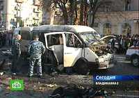 Imagen de televisión que muestra a oficiales de la policía e investigadores en la escena del atentado en la ciudad de Vladikavkaz