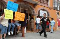 Manifestación de padres de familia afuera de un plantel de Cuernavaca para exigir la presencia de maestros, quienes ayer decidieron empezar ya el ciclo escolar