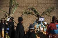 Indígenas aymaras reunidos cerca de los altares instalados con motivo del Día de Muertos, en un cementerio en El Alto, Bolivia