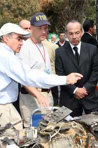 Luis Téllez, un perito estadunidense y Felipe Calderón, ayer en la zona cero