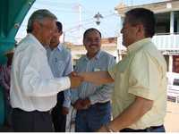 En su gira por Michoacán, Andrés Manuel López Obrador (izquierda) lamentó que "el gobierno usurpador" haya malgastado los recursos excedentes por la venta de petróleo