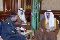 El príncipe saudita Bandar Bin Sultan (derecha) dialoga en el palacio real de Riad con el comandante de las fuerzas militares estadunidenses destacadas en Oriente Medio y Asia central, general David Petraeus