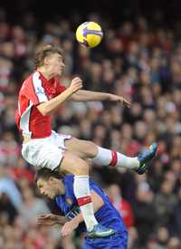 Niklas Bendtner, del Arsenal, supera a Michael Carrik, del Manchester United, en partido en que los actuales campeones perdieron 2-1