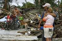 Residentes de Santa Cruz del Sur observan los destrozos que dejó Paloma
