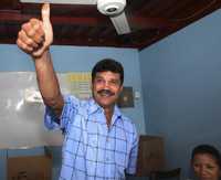 El ex campeón mundial de boxeo Alexis Argüello, candidato a la alcaldía de Managua por el Frente Sandinista de Liberación Nacional, al votar ayer en la capital del país