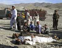 Paquistaníes encontraron ayer en la ciudad de Miransha los cuerpos de dos afganos que fueron ultimados por presuntos militantes del talibán