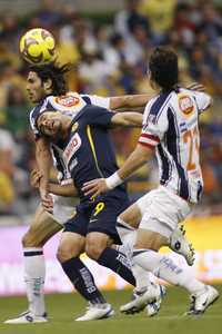 Los Rayados de Monterrey neutralizaron al delantero americanista Salvador Cabañas, aunque cayeron en el estadio Azteca