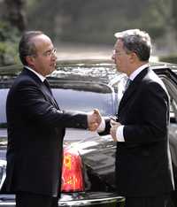 El presidente Felipe Calderón da la bienvenida a su homólogo colombiano, Álvaro Uribe, a quien recibió ayer en la residencia oficial de Los Pinos