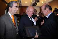 El rector de la UNAM, José Narro, bromea con los empresarios Lorenzo Lazo y Julio Millán al concluir su ponencia ante la Cumbre de Negocios que se celebra en Monterrey