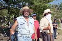 Habitantes de la colonia popular Emiliano Zapata, al norte de la ciudad de Tuxtla Gutiérrez, Chiapas, se arman con palos, machetes y tubos para defender sus terrenos ante un grupo que pretende ocuparlos por la fuerza