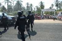 Policías antimotines se retiran tras frustrarse el desalojo en la colonia 13 de Diciembre, en el ejido El Podrido