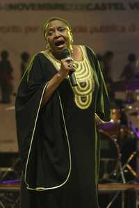 Reverenciada como "emperatriz de África", Makeba, durante su concierto en el Castel Volturno, en Italia
