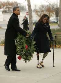 En Chicago, el próximo presidente de Estados Unidos, Barack Obama, celebró el Día de los Veteranos al lado de una ex combatiente en Irak; ambos colocaron una ofrenda ante un monumento en Chicago