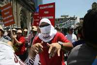 Trabajadores chilenos se manifiestan frente a la catedral de Santiago contra el gobierno de Michelle Bachelet y por un reajuste "digno"