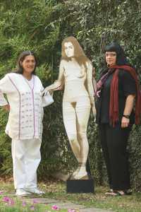 Jesusa Rodríguez y Patricia Saldarriaga flanquean a una Sor Juana de cartón,. desnuda, ayer, durante la entrevista con La Jornada