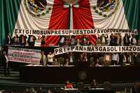 PROTESTA DEL FAP. Diputados del Frente Amplio Progresista (FAP) exhibieron mantas de repudio al presupuesto de 2009, durante el discurso de la perredista Valentina Batres en la tribuna de San Lázaro