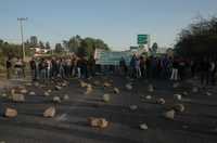 Bloqueo de trabajadores de la empresa textil Kaltex, en la antigua carretera México-Querétaro, a la altura del municipio de Tepeji