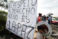 Más de un centenar de presuntos ejidatarios protestaron ayer con bloqueos en varias avenidas de la delegación Tláhuac, en contra de la expropiación del predio conocido como Terromotitla, ubicado en el pueblo de Tlaltenco, donde pasará la linea 12 del Metro